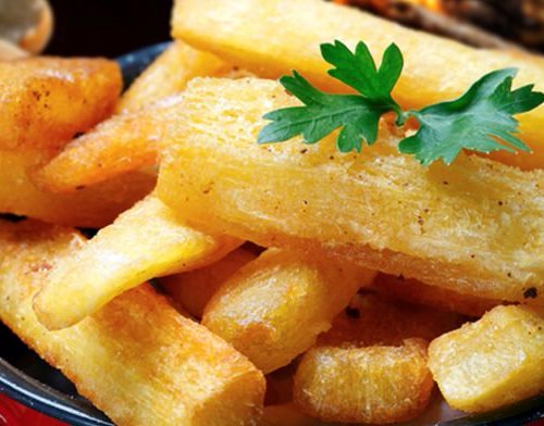 Serve the yuca frita hot and salty! Serve the yuca frita hot and salty!
