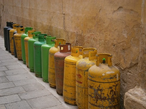 Bottled natural gas in canisters